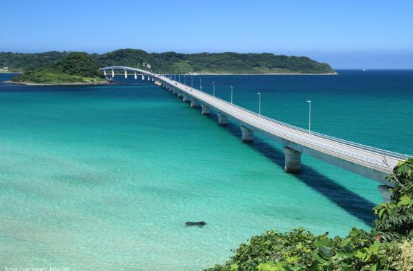 角島大橋の青い海