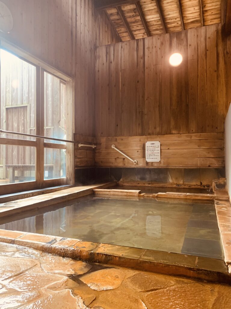 木造の中にある石風呂の温泉