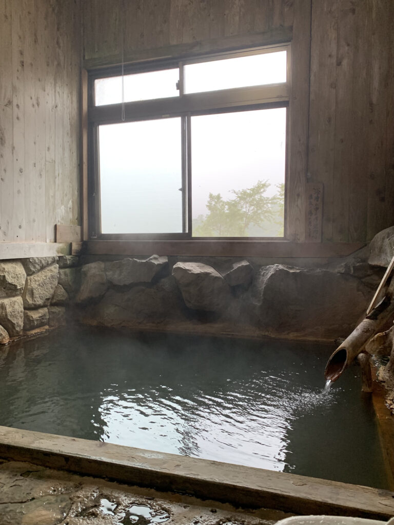 木造温泉旅館にある鄙びた石風呂