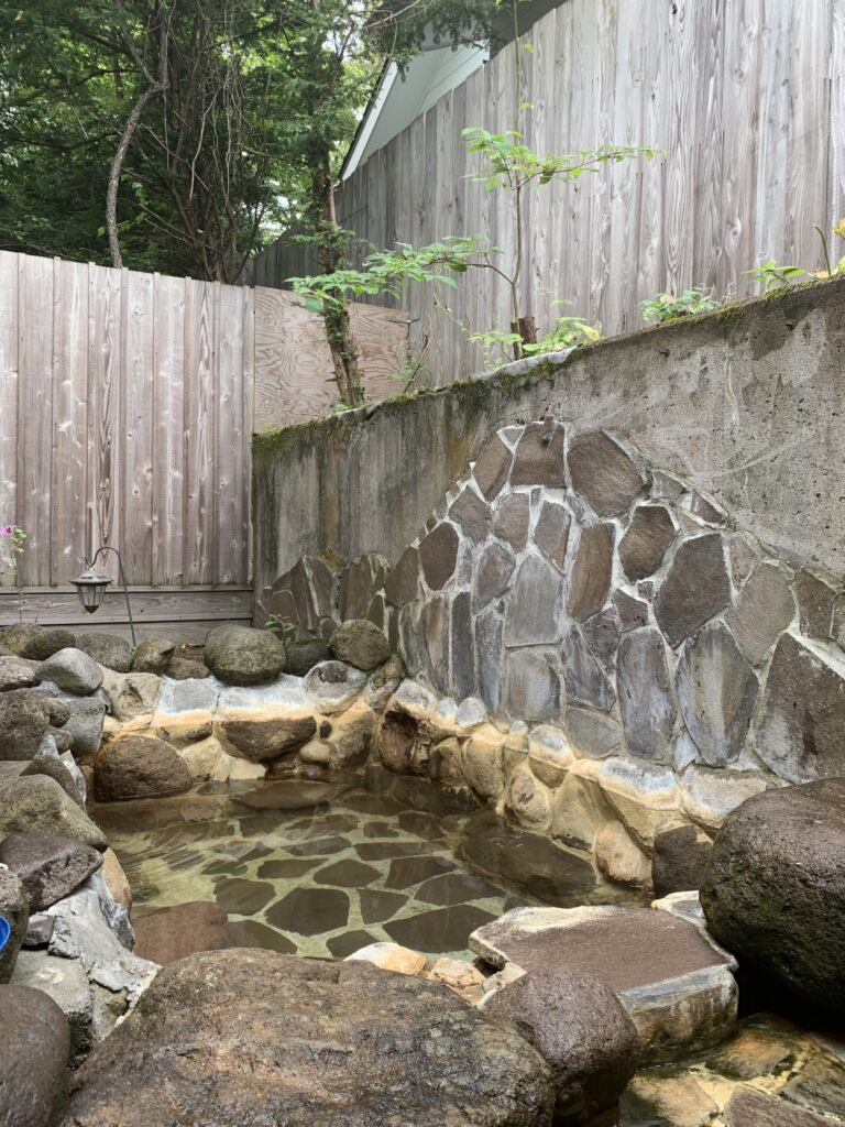 シンプルな岩の露天風呂