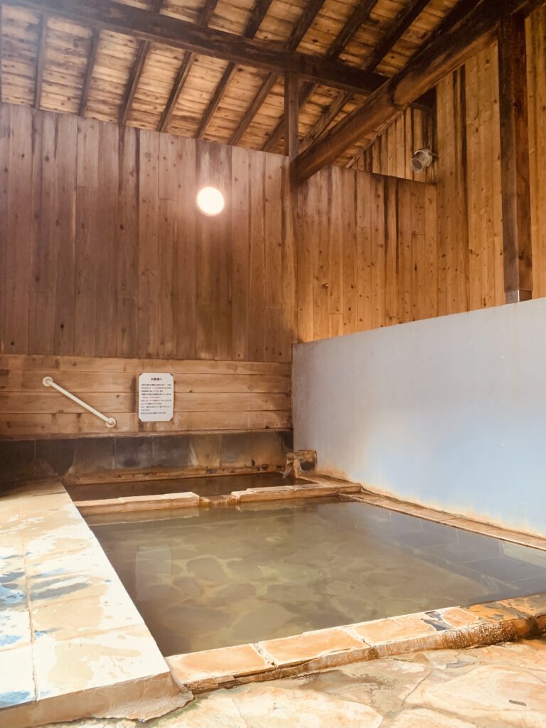 木造の中にある石風呂の温泉