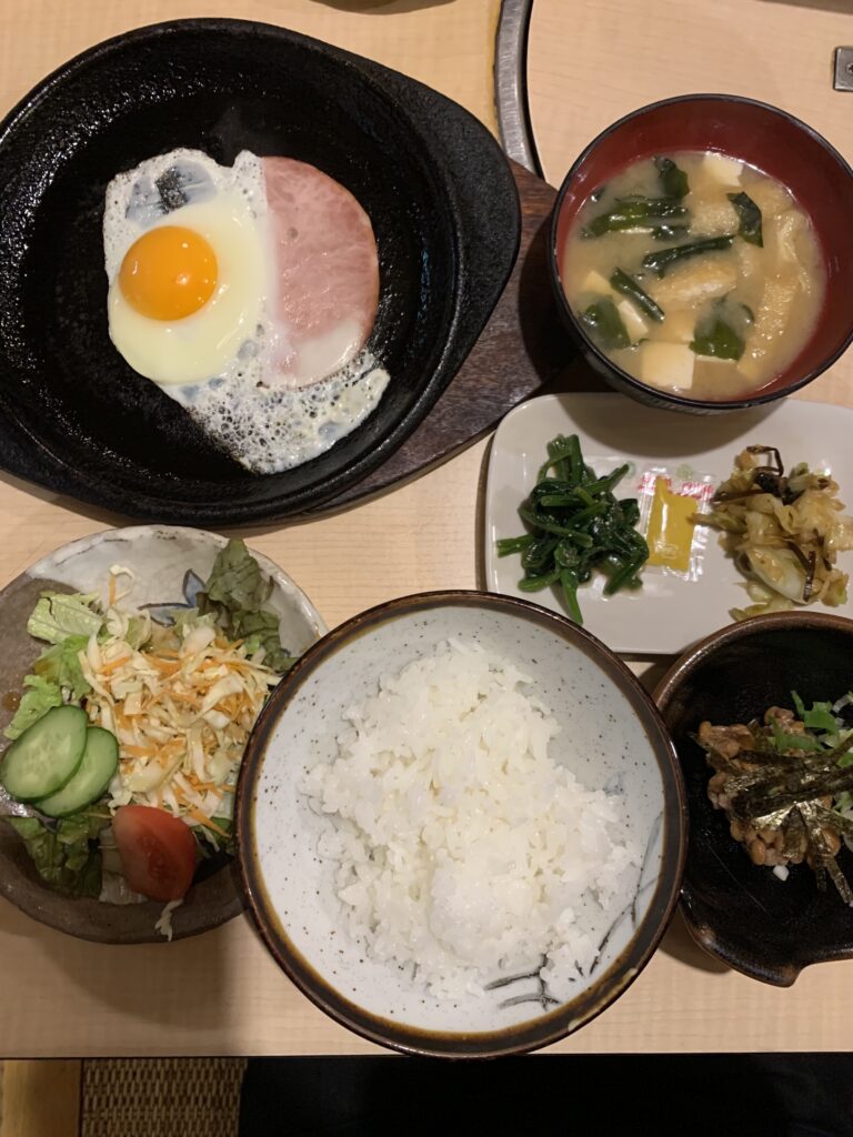 納豆やみそ汁を含んだ日本らしい朝食